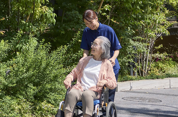 健やかな日々をお過ごしいただくために毎日のお散歩を - チャームプレミア グラン 御殿山弐番館 | 東京都品川区の介護付有料老人ホーム(介護施設)